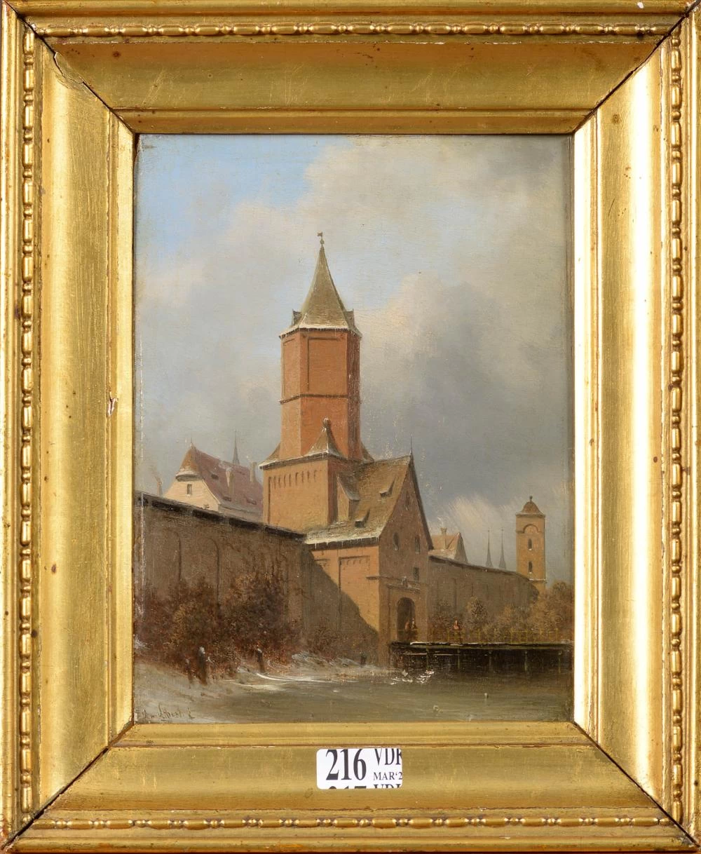 Vista di un castello circondato dal fossato
